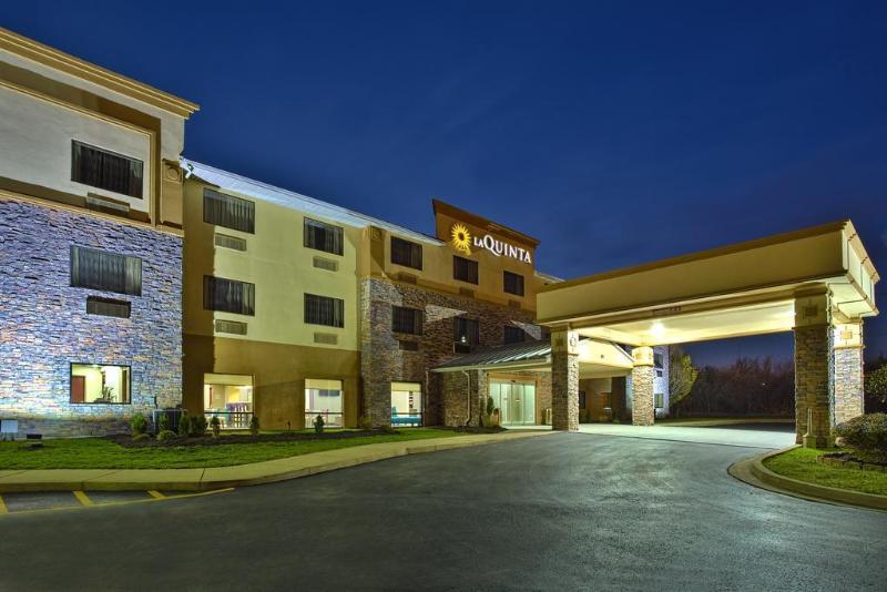 La Quinta Inn & Suites By Wyndham Fairborn Wright-Patterson Exterior foto